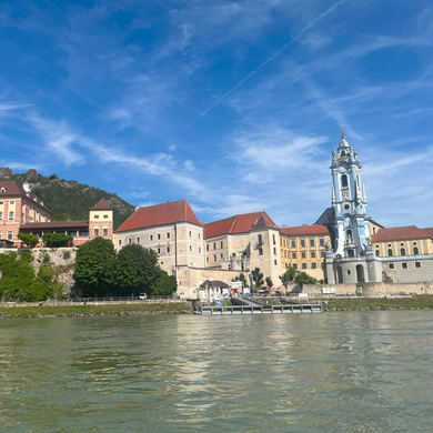 ein Blick vom Fluss aus, auf eine Stadt in der Wachau  | © MVH