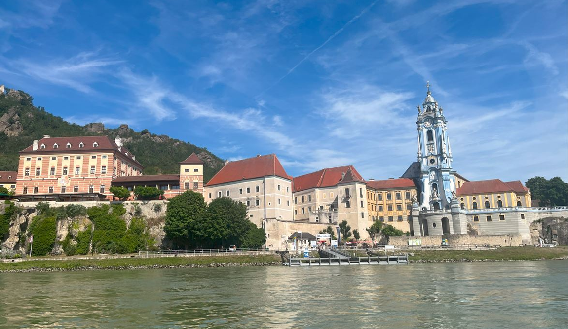 ein Blick vom Fluss aus, auf eine Stadt in der Wachau  | © MVH