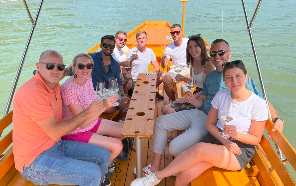 Kollegen auf der Zille in der Wachau anstoßend mit einem Glas Wein 