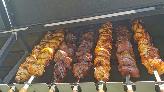 gegrillte Spieße von den smokinBBQ Girls vom Famiienfest 2022 | © smokiinBBQ