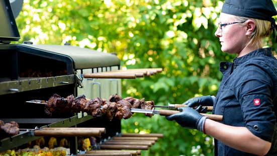 die  smokinBBQ Girls vom Familienfest 2022 beim Grillen | © smokiinBBQ