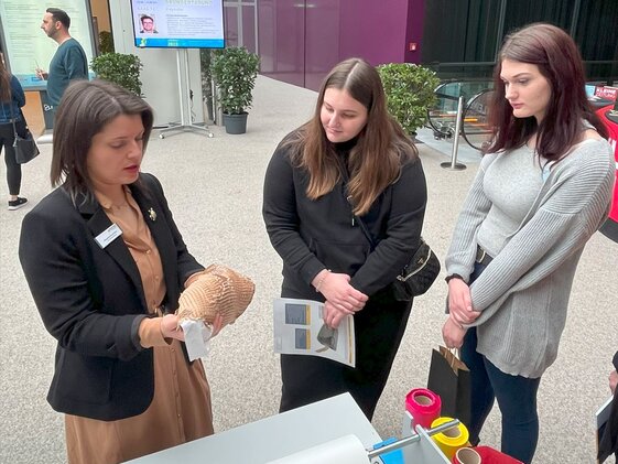 Messebesucher bei uns am Stand der Gründermesse in Graz  | © MVH